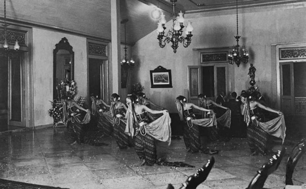 Bedhaya dance at the wedding of a princess of the Mangkunegaran court in 1921. 