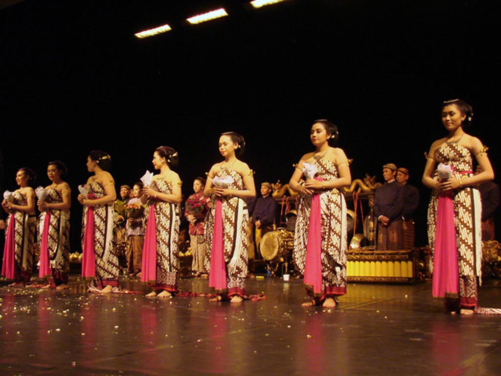 Bedhaya dancers, 2009.