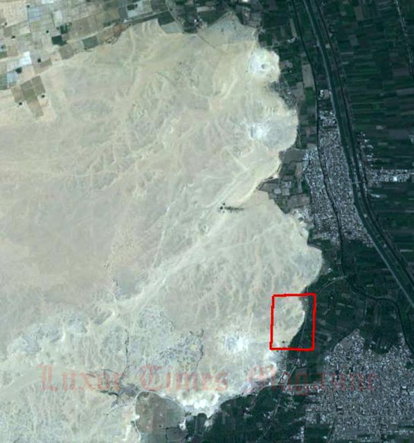 Satellite image of Shisr today, with modern houses to left. The restored walls of the Shisr fort with can be seen with towers at the corners, together with the collapsed sinkhole in its center (dark areas are shadows). 