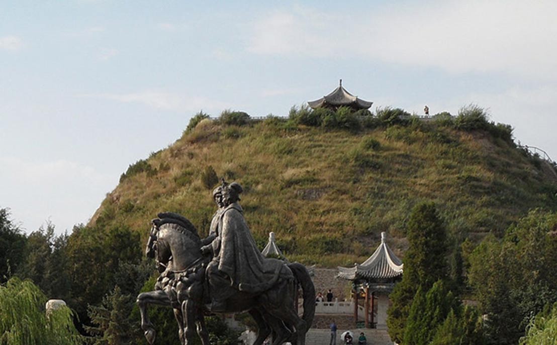 Wang Zhaojun and husband at Zhaojun tomb. 