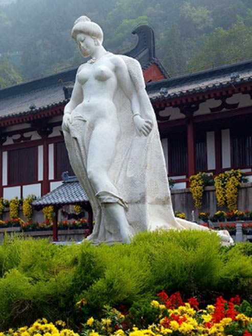 Yang Guifei’s statue at Huaqing Hot Springs. 