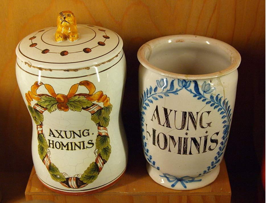 Two apothecary vessels with inscription AXUNG. HOMINIS for human fat, approx. 17th or 18th century. 